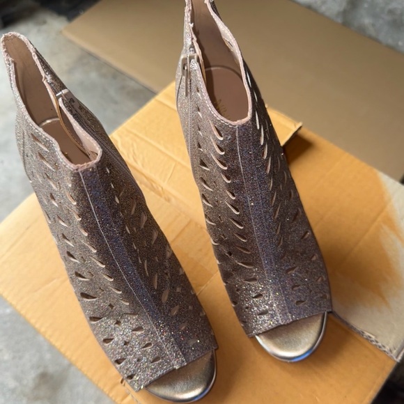 Nine West Gold Glitter Ankle Boot Heel, sz 8, Worn twice - Picture 2 of 7